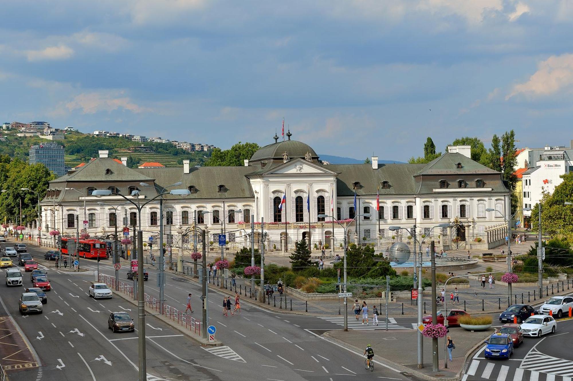 Charming & Cozy Ambiente Apartments Bratislava Bagian luar foto