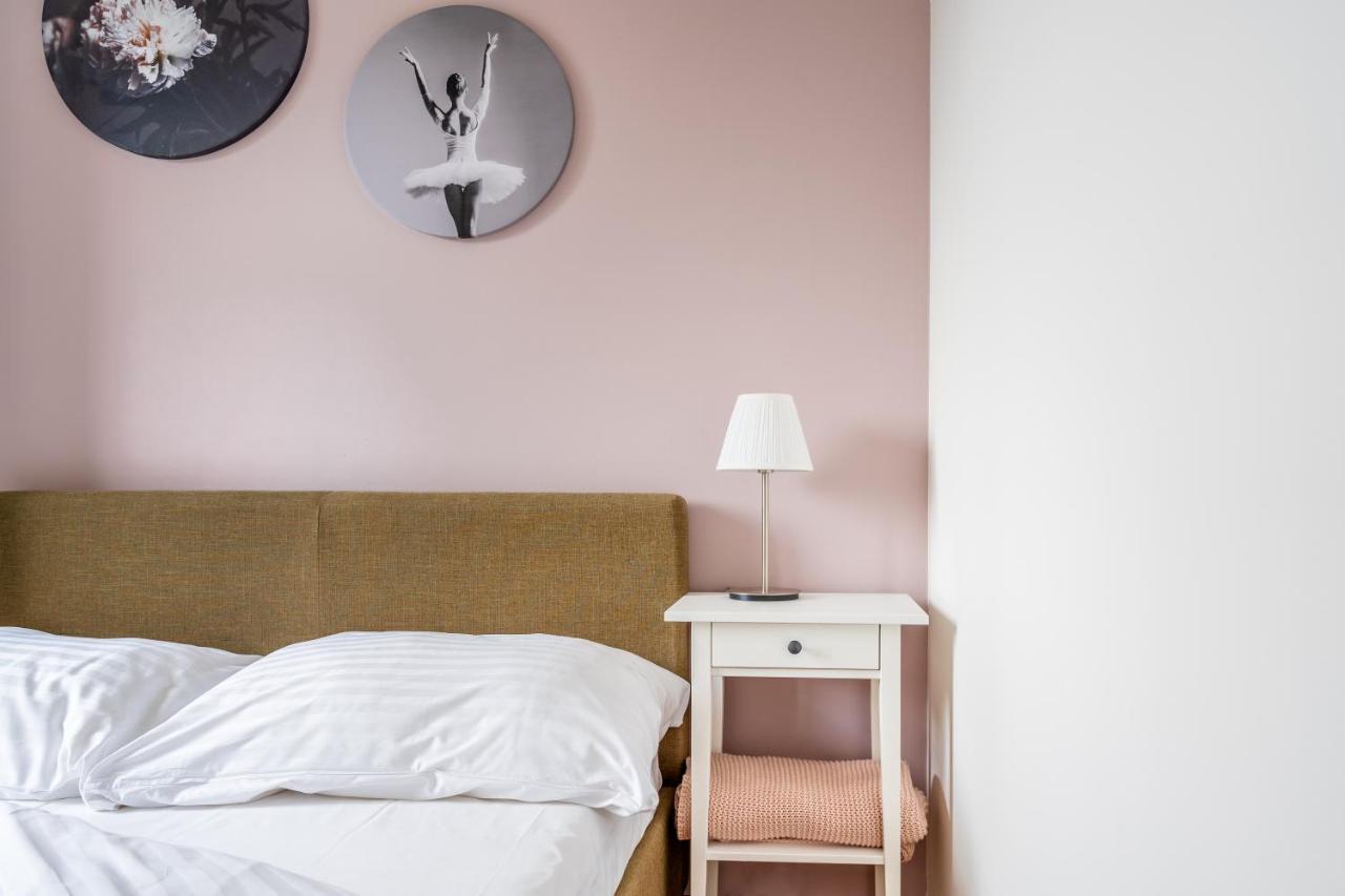 Charming & Cozy Ambiente Apartments Bratislava Bagian luar foto